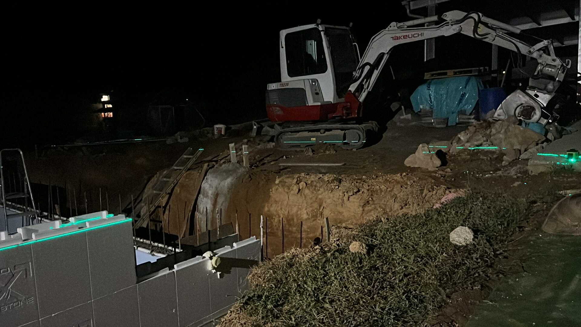 Izkop gradbene jame ponoči – Takeuchi bager, zemeljska dela Bela Krajina