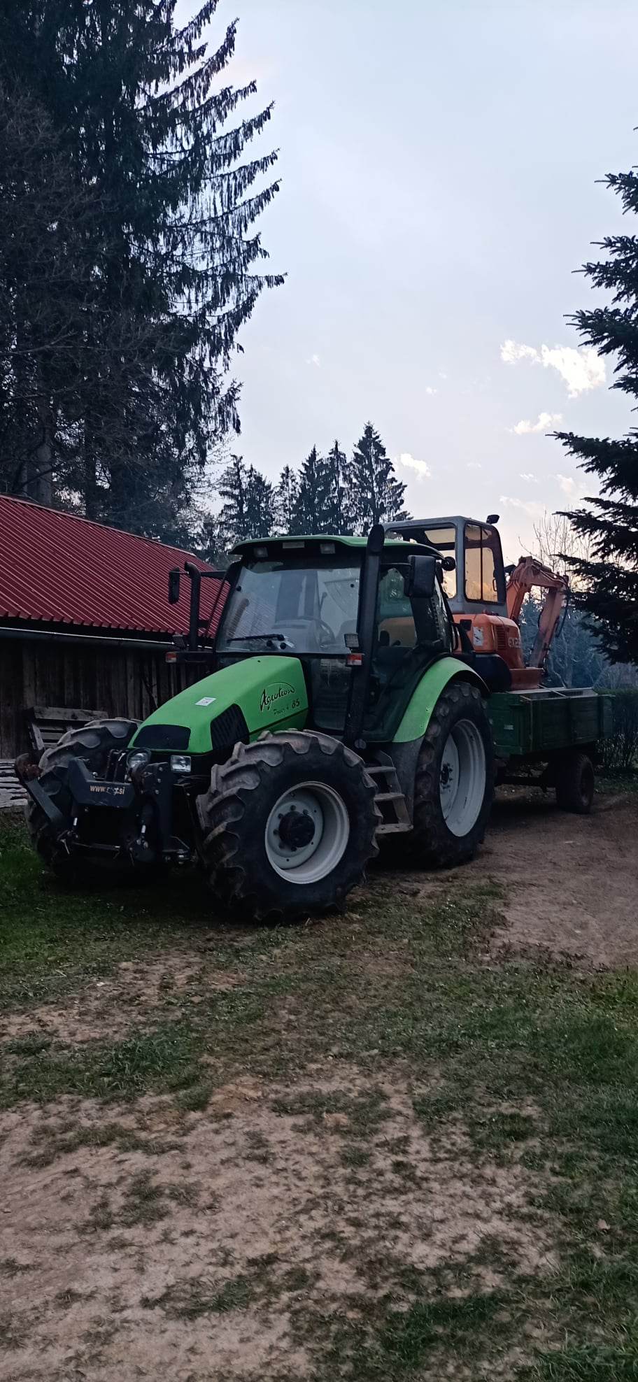 Traktor s prikolico in bagerjem – prevoz mehanizacije, Bela Krajina