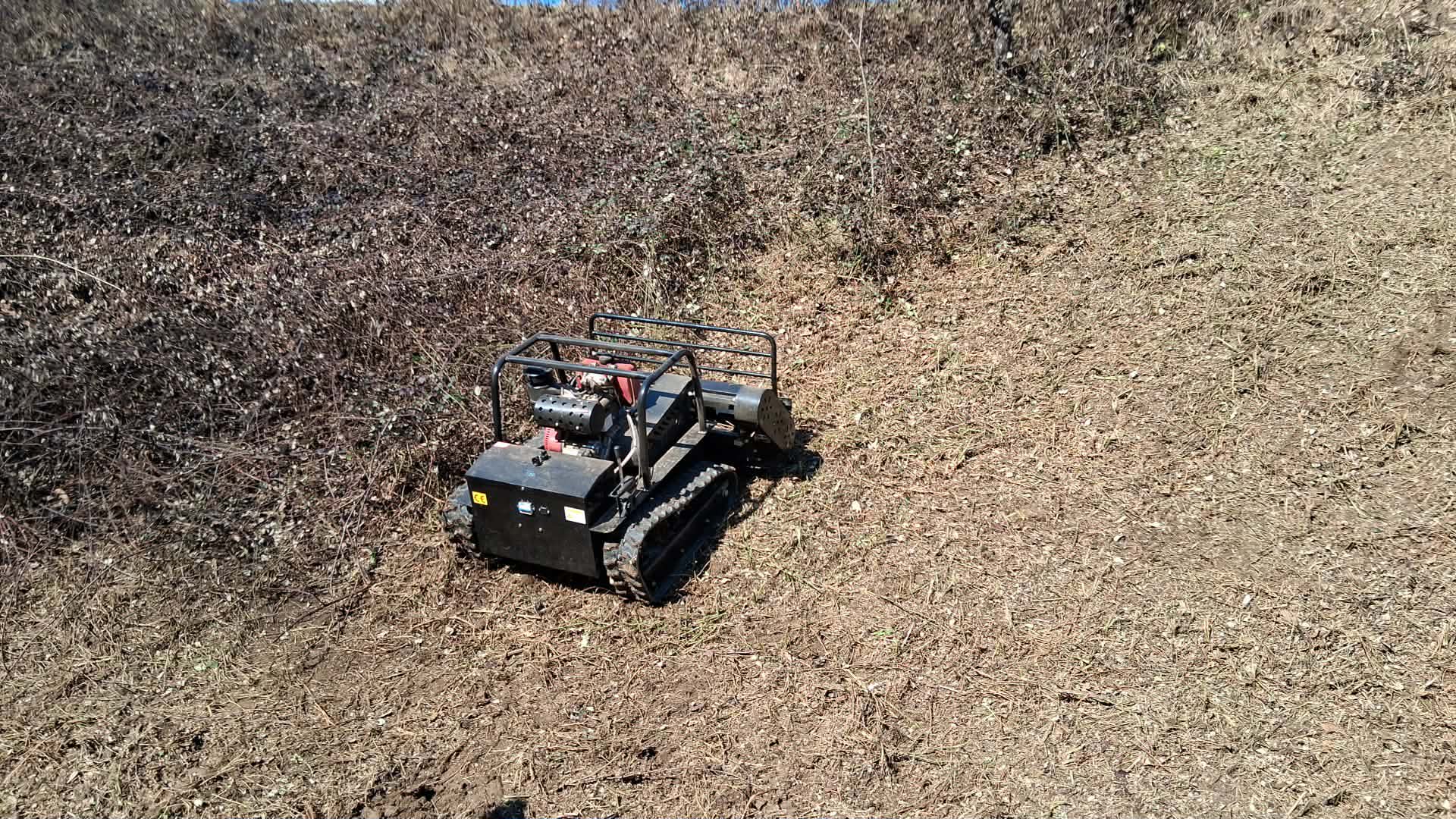 Daljinsko upravljana kosilnica na strmem terenu – košnja brežin Bela Krajina